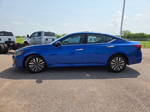 Used 2025 Nissan Altima 2.5 SV FWD image 4