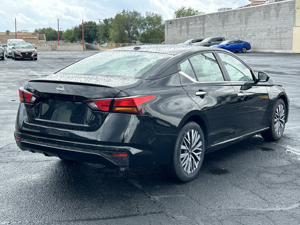 Used 2025 Nissan Altima 2.5 SV FWD image 3