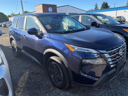 Used 2025 Nissan Rogue SV FWD image 2