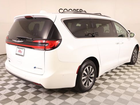 Used 2021 Chrysler Pacifica Touring-L FWD image 22