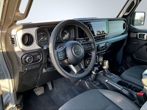 Used 2024 Jeep Wrangler Unlimited image 15