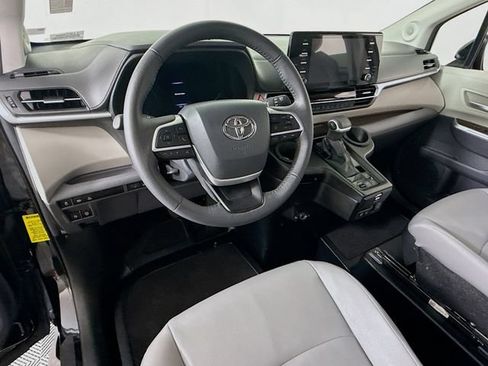 Used 2024 Toyota Sienna XLE w/ XLE Plus Package FWD image 7