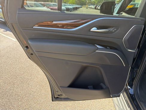 Used 2022 Cadillac Escalade Luxury image 15