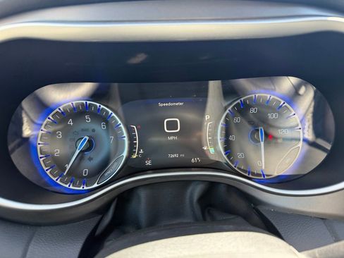 Used 2023 Chrysler Pacifica Touring-L FWD image 7