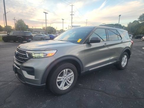 Used 2020 Ford Explorer XLT w/ Comfort Package AWD/4WD image 2