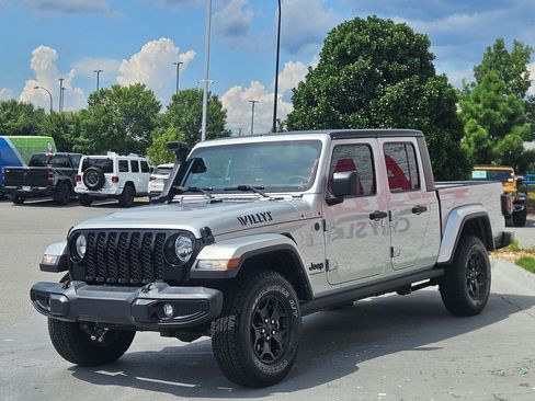 Used 2023 Jeep Gladiator Sport AWD/4WD image 3
