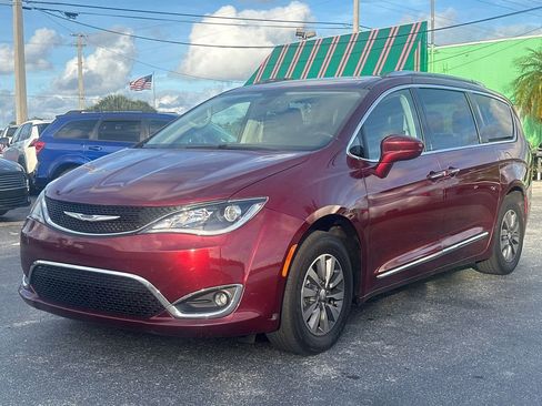 Used 2019 Chrysler Pacifica Touring-L Plus image 1