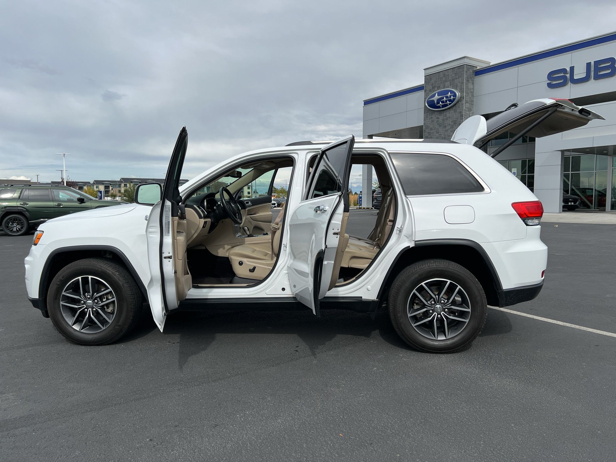Used 2017 Jeep Grand Cherokee Limited AWD/4WD image 2