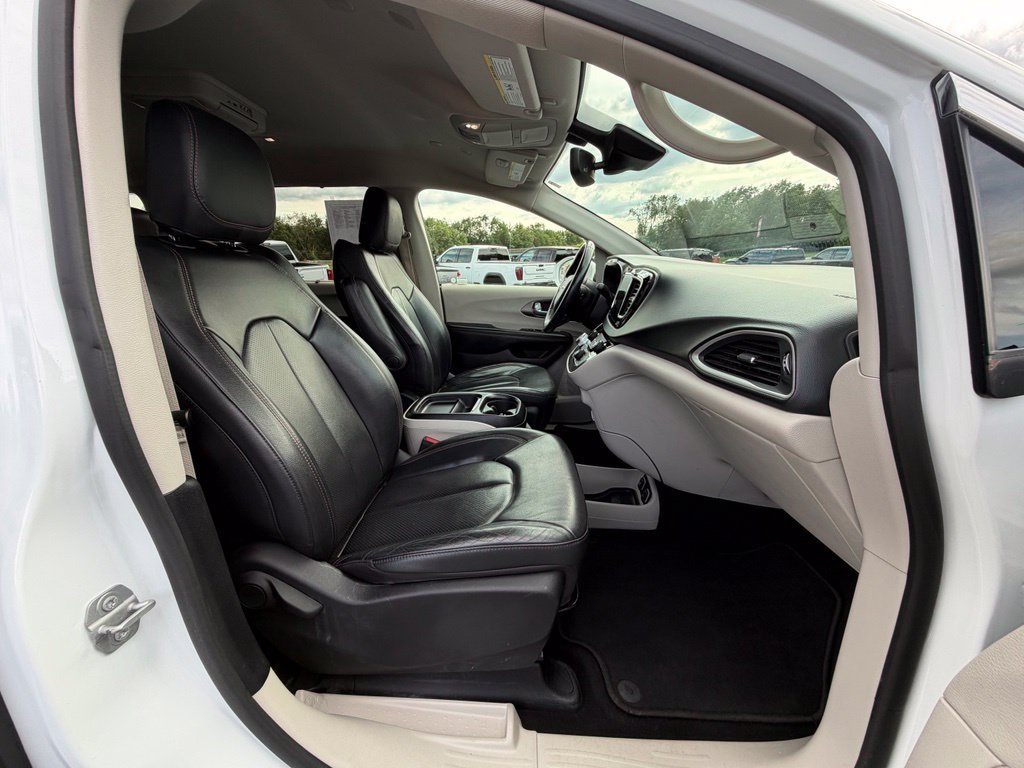 Used 2020 Chrysler Pacifica Touring-L w/ Advanced Safetytec Group FWD image 22