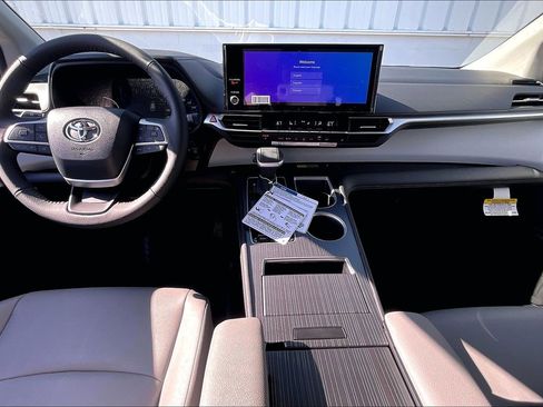 New 2026 Toyota Sienna XLE image 6