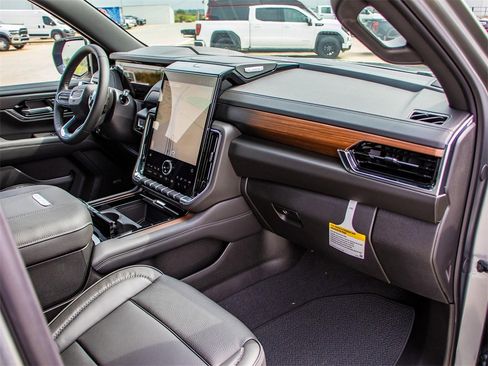 New 2025 GMC Yukon XL Denali image 15