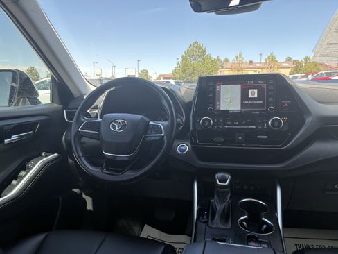 Used 2021 Toyota Highlander XLE AWD/4WD image 3