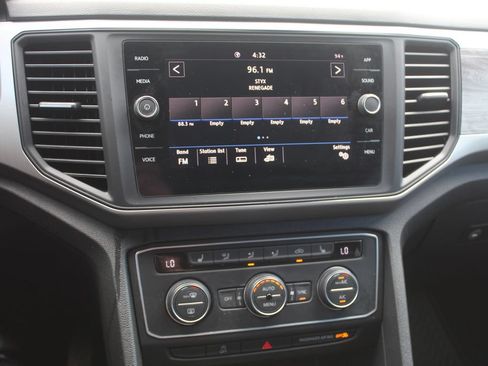 Used 2020 Volkswagen Atlas Cross Sport SE FWD image 25