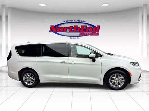 Used 2023 Chrysler Pacifica Touring-L FWD image 2