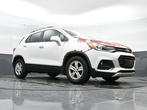 Used 2017 Chevrolet Trax LT w/ LT Convenience Package FWD image 25