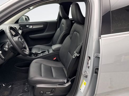 Used 2025 Volvo XC40 B5 Core image 11