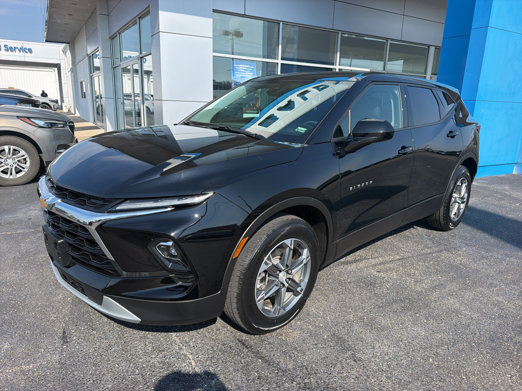 Used 2025 Chevrolet Blazer LT AWD/4WD image 2