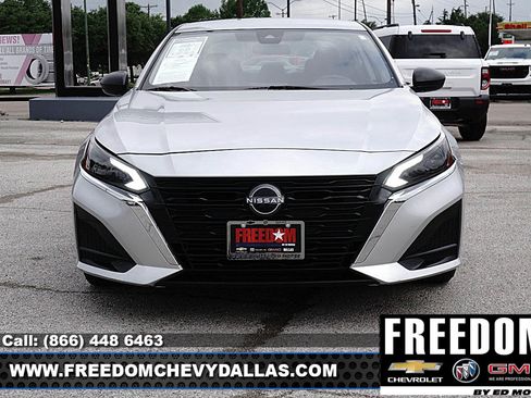 Used 2024 Nissan Altima 2.5 SV FWD image 2