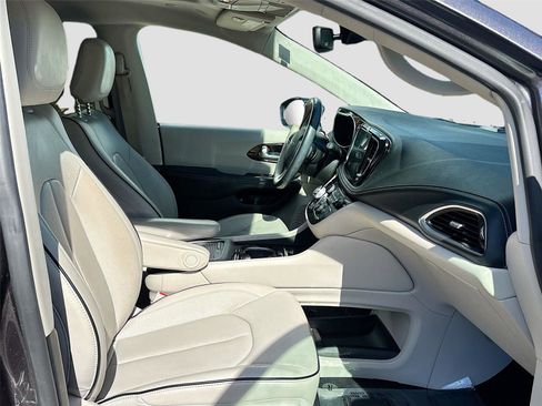 Used 2021 Chrysler Pacifica Limited image 34