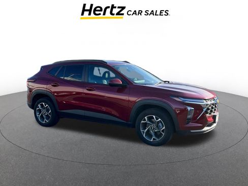 Used 2025 Chevrolet Trax LT image 1