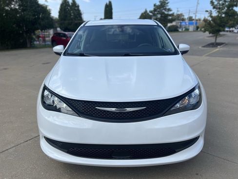 Used 2022 Chrysler Voyager LX image 8