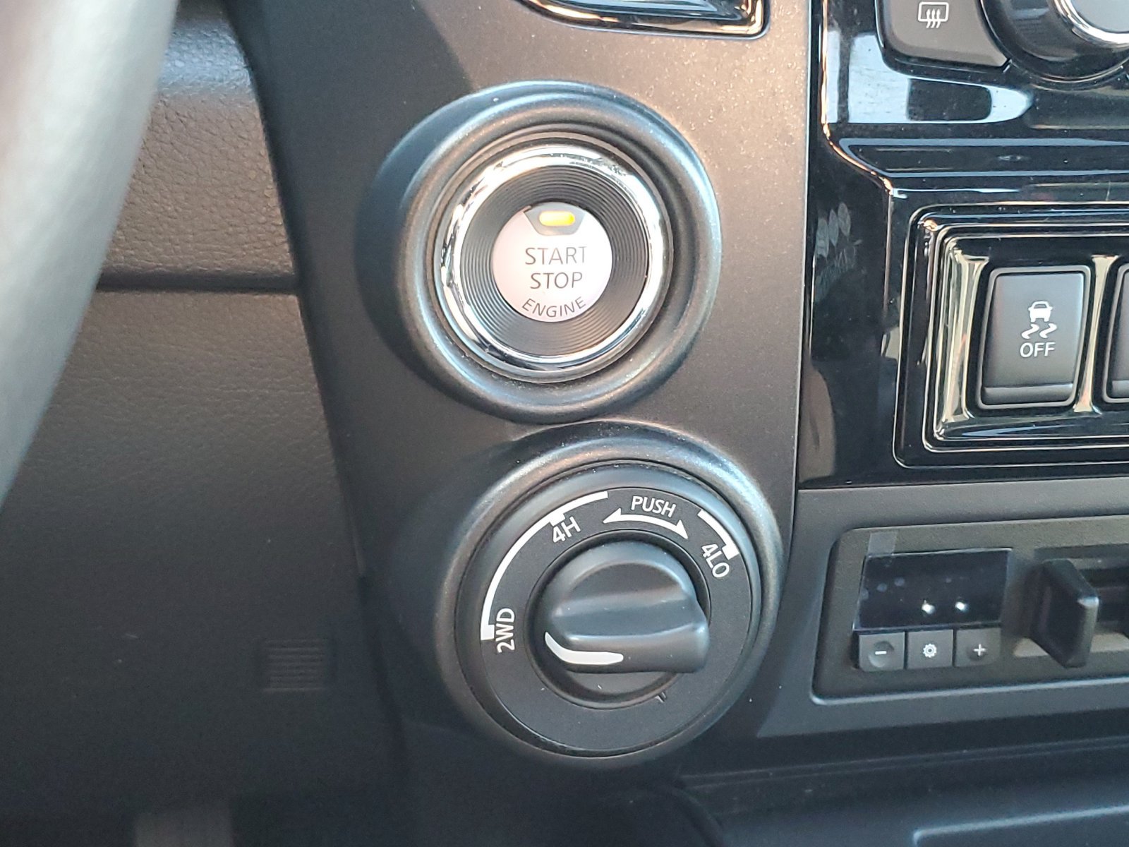 Used 2024 Nissan Titan PRO-4X w/ Pro-4x Convenience Package AWD/4WD image 33