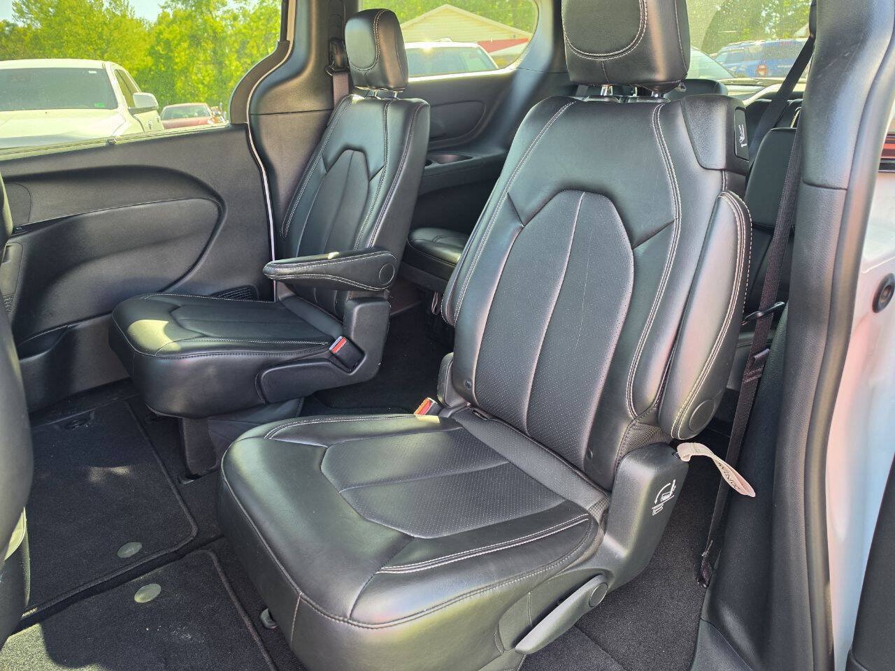Used 2025 Chrysler Pacifica Select FWD image 9