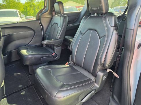 Used 2025 Chrysler Pacifica Select FWD image 9