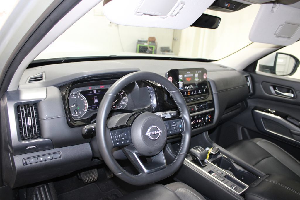 Used 2025 Nissan Pathfinder SL FWD image 16