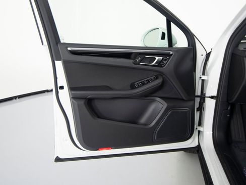 Certified 2025 Porsche Macan AWD/4WD image 18