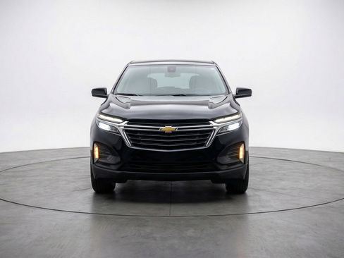 Used 2025 Chevrolet Equinox LT image 2