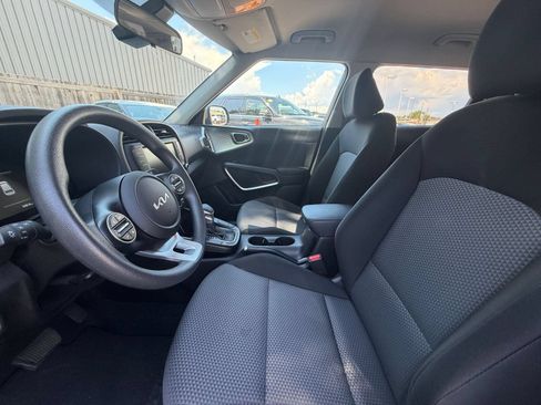 Used 2025 Kia Soul LX w/ LX Technology Package FWD image 24