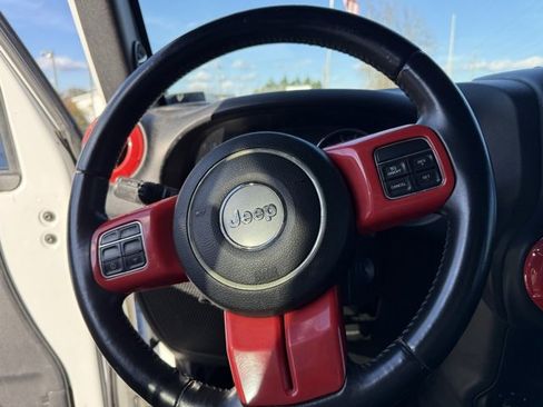 Used 2015 Jeep Wrangler Unlimited Rubicon w/ Connectivity Group image 10