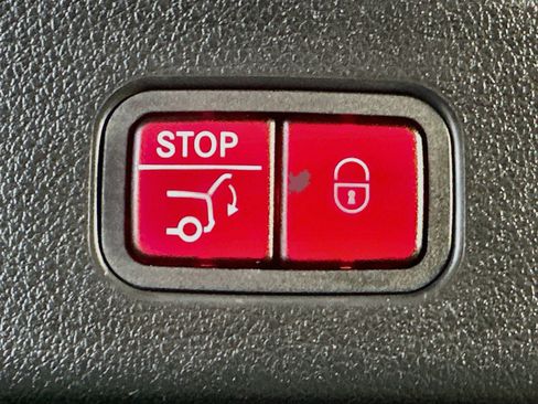 Used 2024 Mercedes-Benz GLC 300 4MATIC image 30