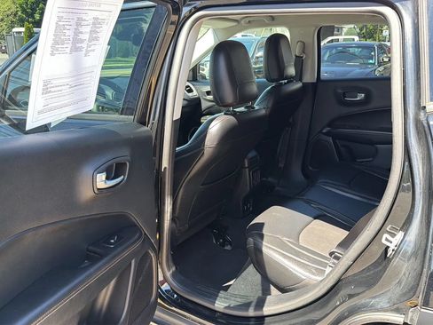 Used 2017 Jeep Compass Latitude w/ Popular Equipment Group AWD/4WD image 28