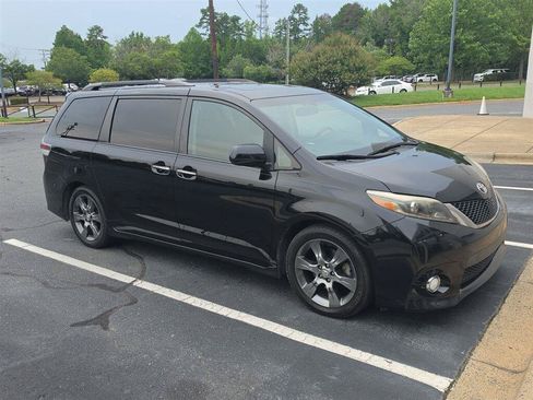 Used 2016 Toyota Sienna SE Premium FWD image 18
