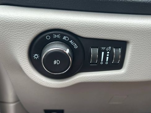 Used 2022 Chrysler Pacifica Touring-L AWD/4WD image 28