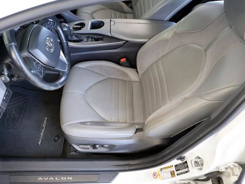 Used 2019 Toyota Avalon Touring FWD image 40