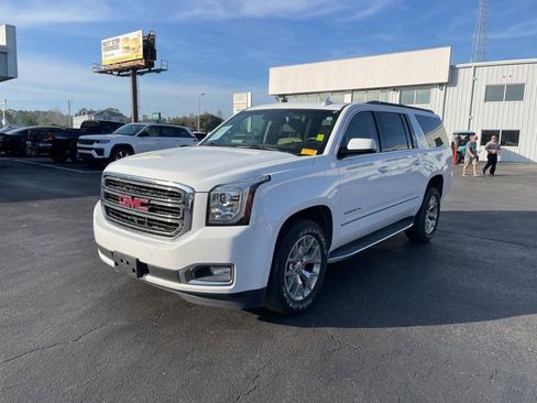 Used 2017 GMC Yukon XL SLE w/ SLE Value Package image 3