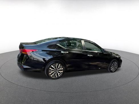Used 2025 Nissan Altima 2.5 SV FWD image 15