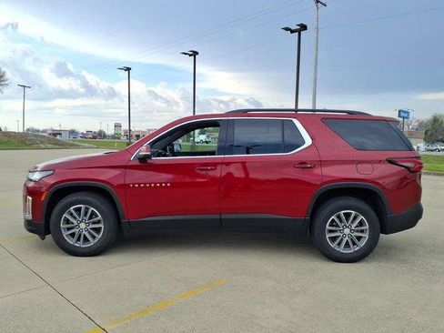 Used 2023 Chevrolet Traverse LT image 2