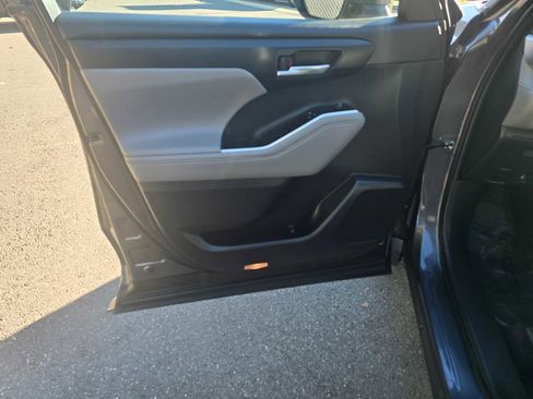 Used 2022 Toyota Highlander XLE image 23