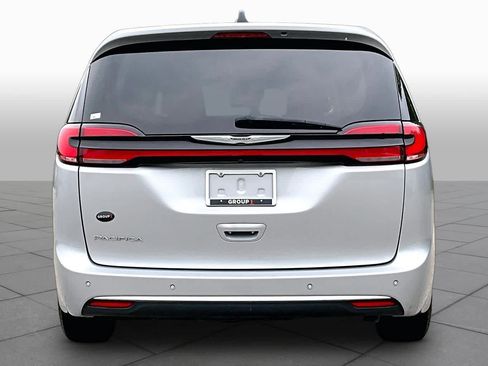Used 2023 Chrysler Pacifica Touring-L FWD image 5