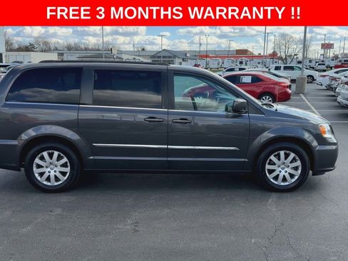 Used 2016 Chrysler Town & Country Touring image 9
