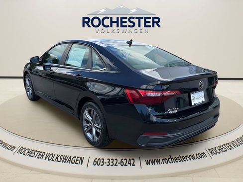 Used 2023 Volkswagen Jetta SE FWD image 4