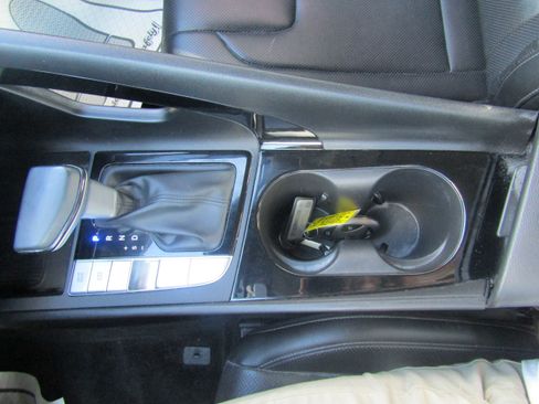 Used 2025 Hyundai Elantra Limited FWD image 23