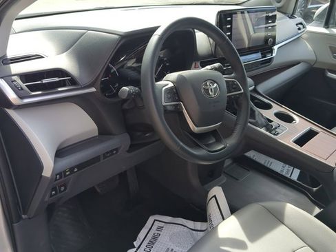 Used 2022 Toyota Sienna XLE image 15