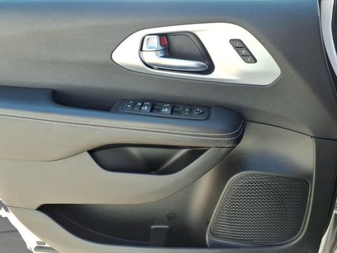 Used 2025 Chrysler Pacifica Limited image 18
