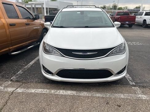 Used 2020 Chrysler Pacifica Touring FWD image 2