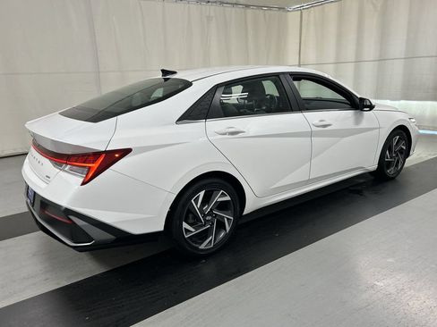 Used 2025 Hyundai Elantra Limited FWD image 2